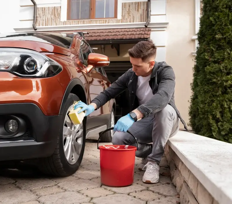 Lavage auto à domicile Saint-Hilarion : professionnel intervenant sur un véhicule